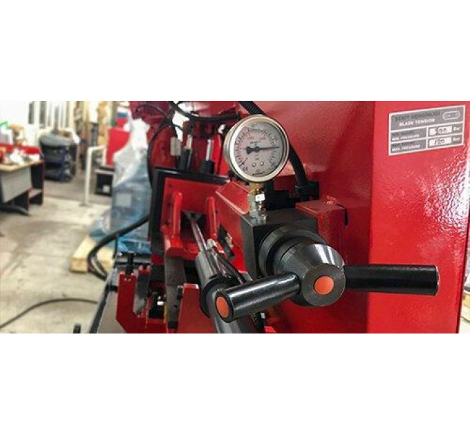Полуавтоматическая двухколонная ленточная пила по металлу Karmetal KDG 560x1050 DM
