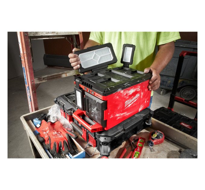 Зарядное устройство/фонарь MILWAUKEE PACKOUT M18 POALC-0