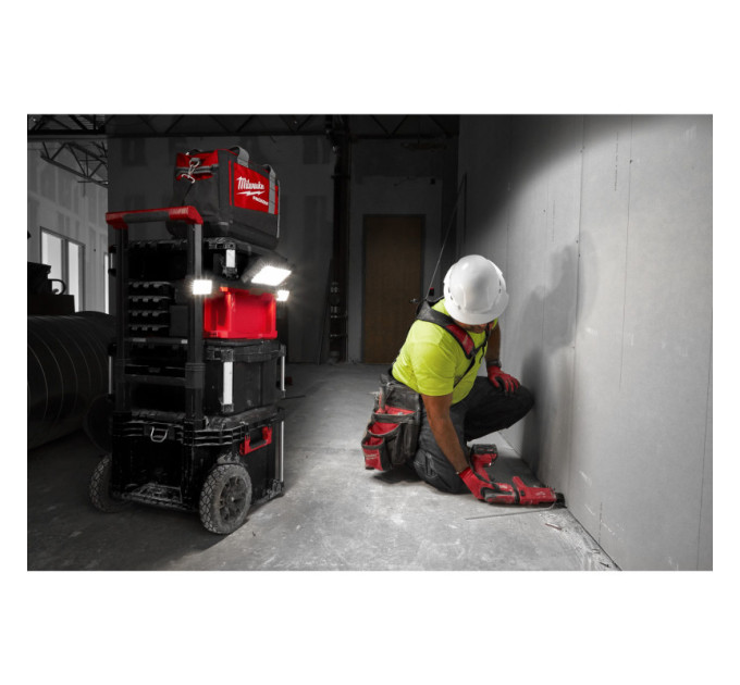 Зарядное устройство/фонарь MILWAUKEE PACKOUT M18 POALC-0