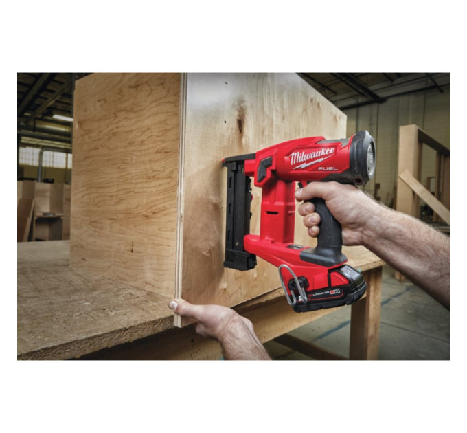 Степлер скобозабивной аккумуляторный зауженный бесщеточный MILWAUKEE M18 FNCS18GS-202X