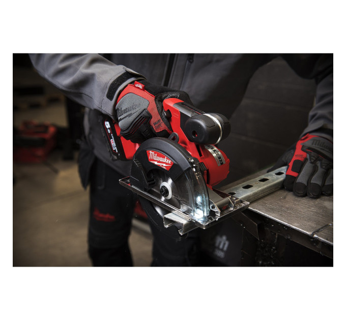 Пила дисковая аккумуляторная бесщеточная по металу MILWAUKEE M18 FMCS-502X Ø150мм (ЗУ+2Х5Ач+HDкейс)