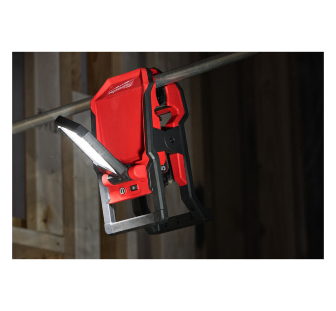 Фонарь светодиодный аккумуляторный MILWAUKEE M18 PAL2-0 с шарнирным световым блоком 2000 люмен.