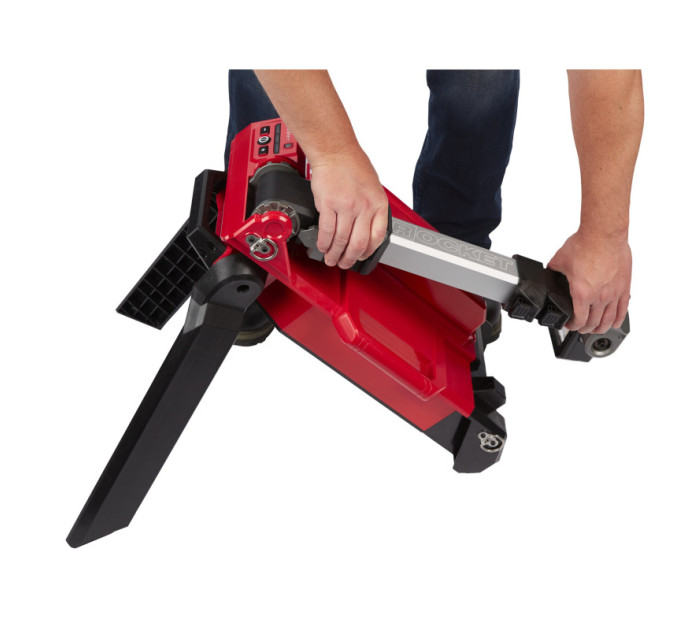 Прожектор светодиодный аккумуляторный напольный MILWAUKEE M18 ONERSAL-0 ONE-KEY
