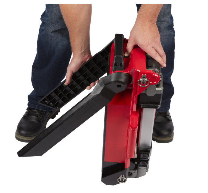 Прожектор светодиодный аккумуляторный напольный MILWAUKEE M18 ONERSAL-0 ONE-KEY