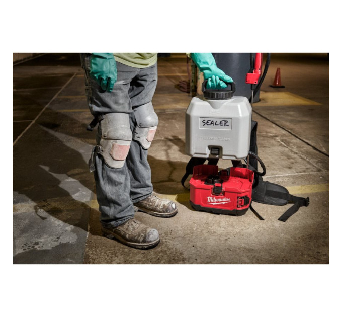 Опрыскиватель аккумуляторный ранцевый MILWAUKEE M18 BPFP-CCST SWITCH TANK™ емкость для бетона
