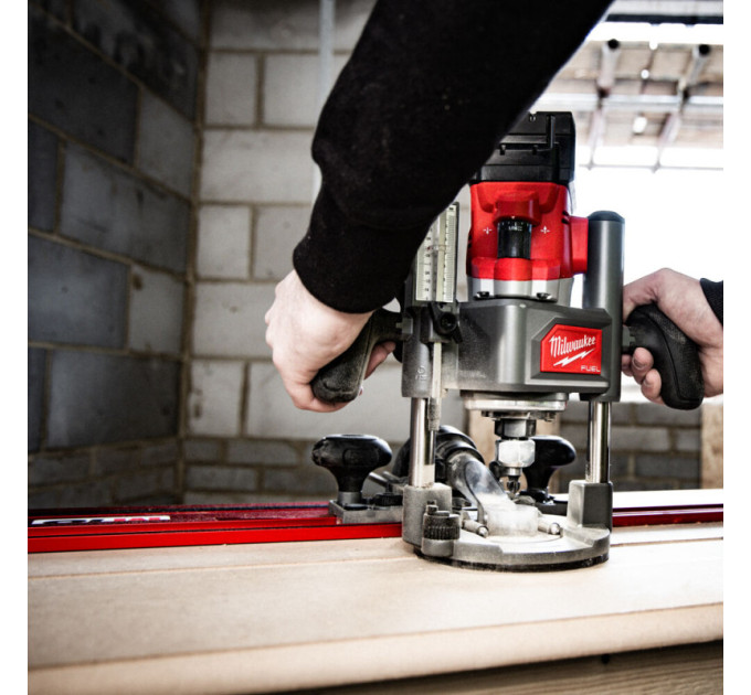 Фрезер аккумуляторный кромочный бесщеточный MILWAUKEE M18 FR12KIT-0P (каркас+подошвы)