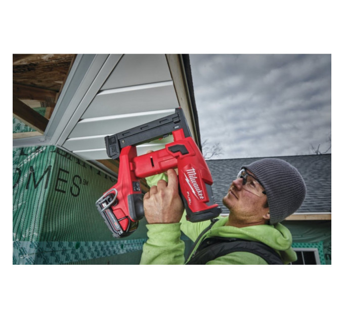 Степлер скобозабивной аккумуляторный зауженный бесщеточный MILWAUKEE M18 FNCS18GS-202X