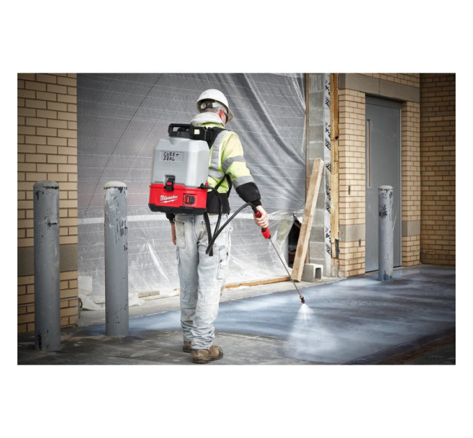 Опрыскиватель аккумуляторный ранцевый MILWAUKEE M18 BPFP-CCST SWITCH TANK™ емкость для бетона