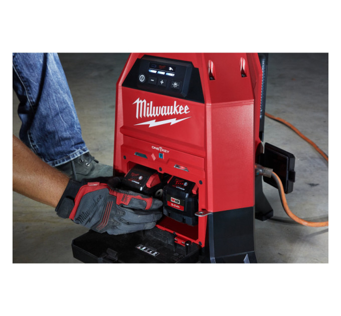 Фонарь светодиодный аккумуляторный MILWAUKEE M18 ONESLDP-0 ONE-KEY с зарядным устройством