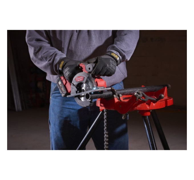 Пила дисковая аккумуляторная бесщеточная по металу MILWAUKEE M18 FMCS-0X Ø150мм (каркас+HDкейс)