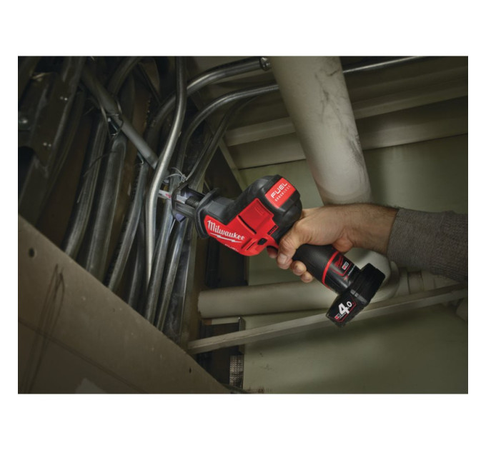 Пила сабельная аккумуляторная MILWAUKEE M12 C12 HZ-202С (ЗУ+2акум.Х2Ач+кейс)