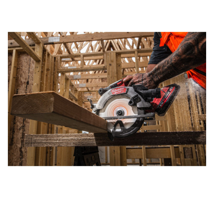 Пила дисковая акумуляторная бесщёточная MILWAUKEE M18 FCS552-0, Ø165мм (каркас) + M18 B5 подарок