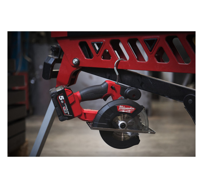 Пила дисковая аккумуляторная бесщеточная по металу MILWAUKEE M18 FMCS-502X Ø150мм (ЗУ+2Х5Ач+HDкейс)