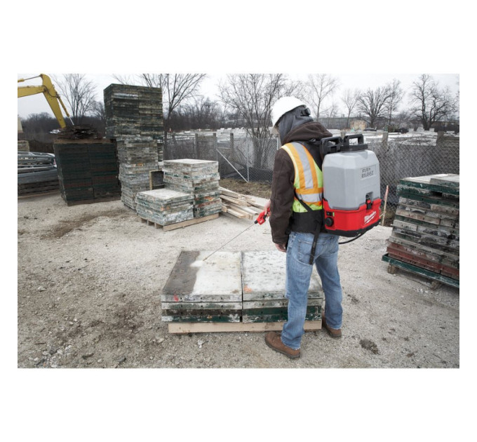 Опрыскиватель аккумуляторный ранцевый MILWAUKEE M18 BPFP-CCST SWITCH TANK™ емкость для бетона