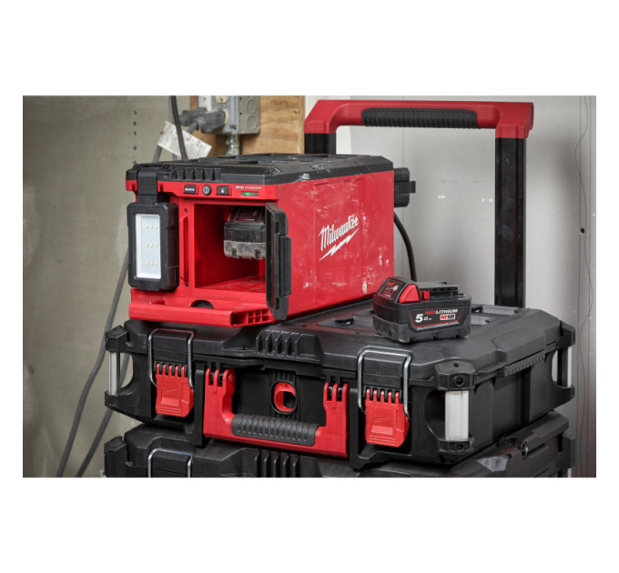 Зарядное устройство/фонарь MILWAUKEE PACKOUT M18 POALC-0