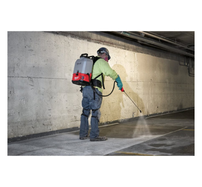 Опрыскиватель аккумуляторный ранцевый MILWAUKEE M18 BPFP-CCST SWITCH TANK™ емкость для бетона