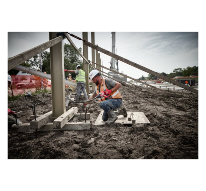 Вибратор погружной аккумуляторный бесщеточный MILWAUKEE M18 FCVN24-551 (2,4м) (ЗУ+1акк.Х5,5Ач)