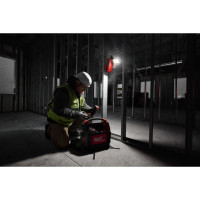 Фонарь светодиодный аккумуляторный MILWAUKEE M18 PAL2-0 с шарнирным световым блоком 2000 люмен.