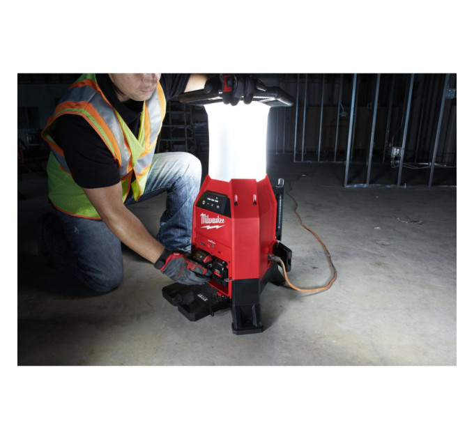 Фонарь светодиодный аккумуляторный MILWAUKEE M18 ONESLDP-0 ONE-KEY с зарядным устройством