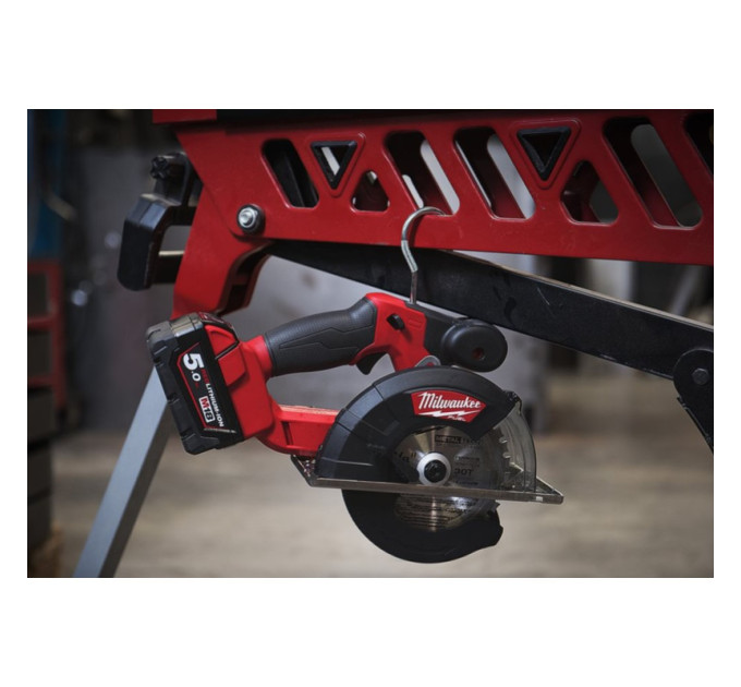 Пила дисковая аккумуляторная бесщеточная по металу MILWAUKEE M18 FMCS-0X Ø150мм (каркас+HDкейс)