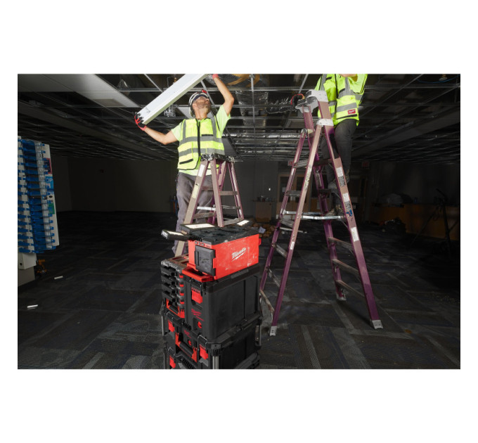 Зарядное устройство/фонарь MILWAUKEE PACKOUT M18 POALC-0