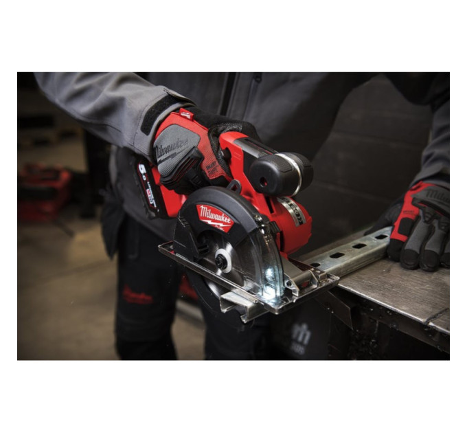 Пила дисковая аккумуляторная бесщеточная по металу MILWAUKEE M18 FMCS-0X Ø150мм (каркас+HDкейс)