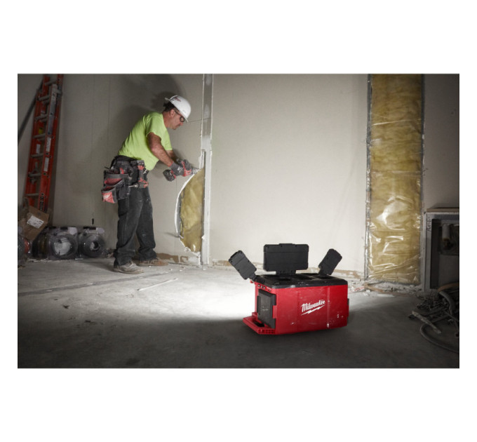 Зарядное устройство/фонарь MILWAUKEE PACKOUT M18 POALC-0