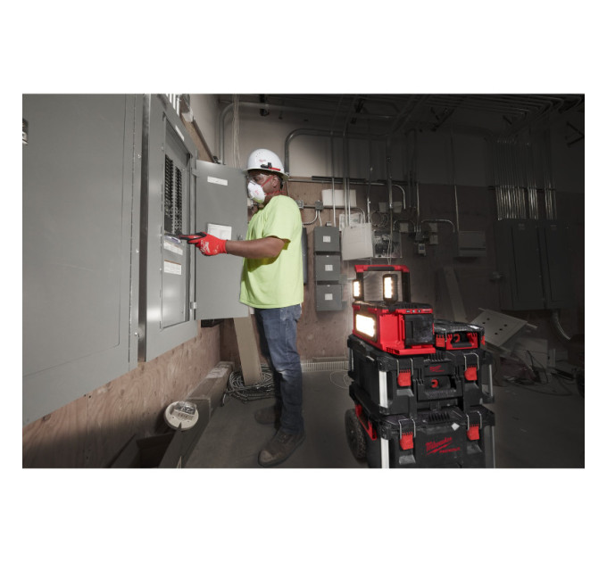 Зарядное устройство/фонарь MILWAUKEE PACKOUT M18 POALC-0
