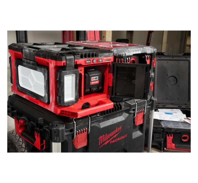 Зарядное устройство/фонарь MILWAUKEE PACKOUT M18 POALC-0