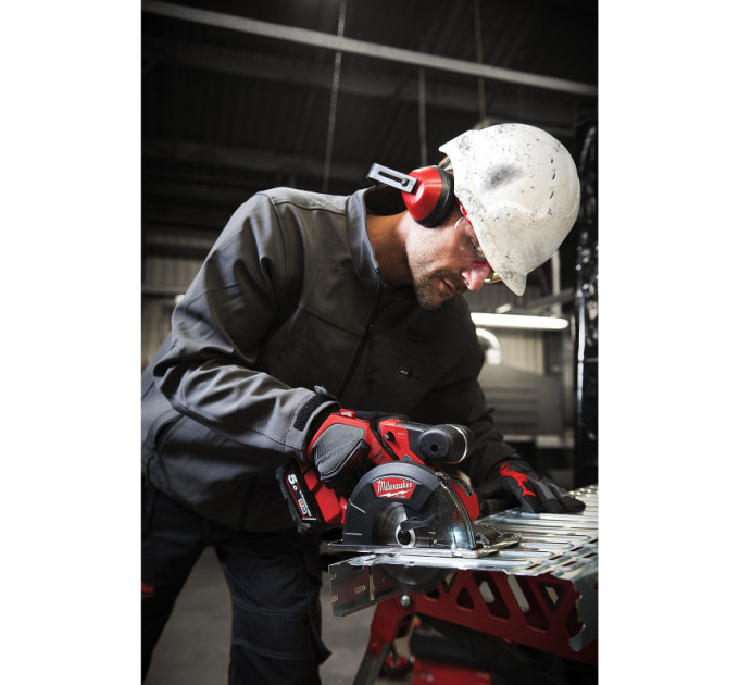 Пила дисковая аккумуляторная бесщеточная по металу MILWAUKEE M18 FMCS-502X Ø150мм (ЗУ+2Х5Ач+HDкейс)