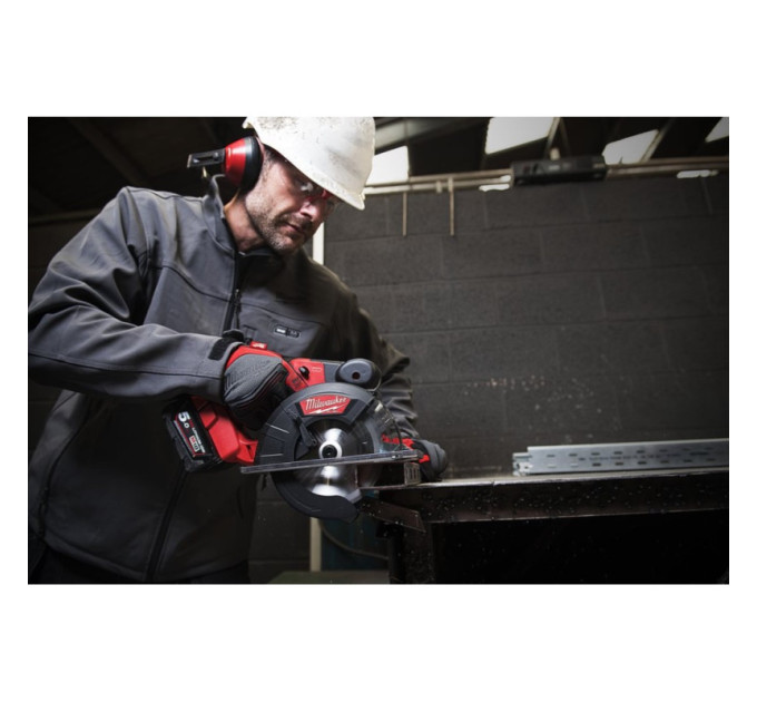 Пила дисковая аккумуляторная бесщеточная по металу MILWAUKEE M18 FMCS-0X Ø150мм (каркас+HDкейс)