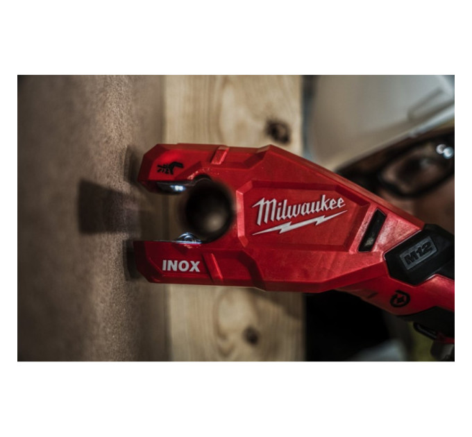 Труборез аккумуляторный по нержавеющей стали MILWAUKEE M12 PCSS-202C (ЗУ+2акк.Х2Ач+кейс)